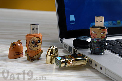 C-3PO, Darth Vader, and Wicket Mimobot USB Flash Drives with an Apple Laptop