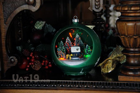 Sparkling Christmas Ornament spices up a table